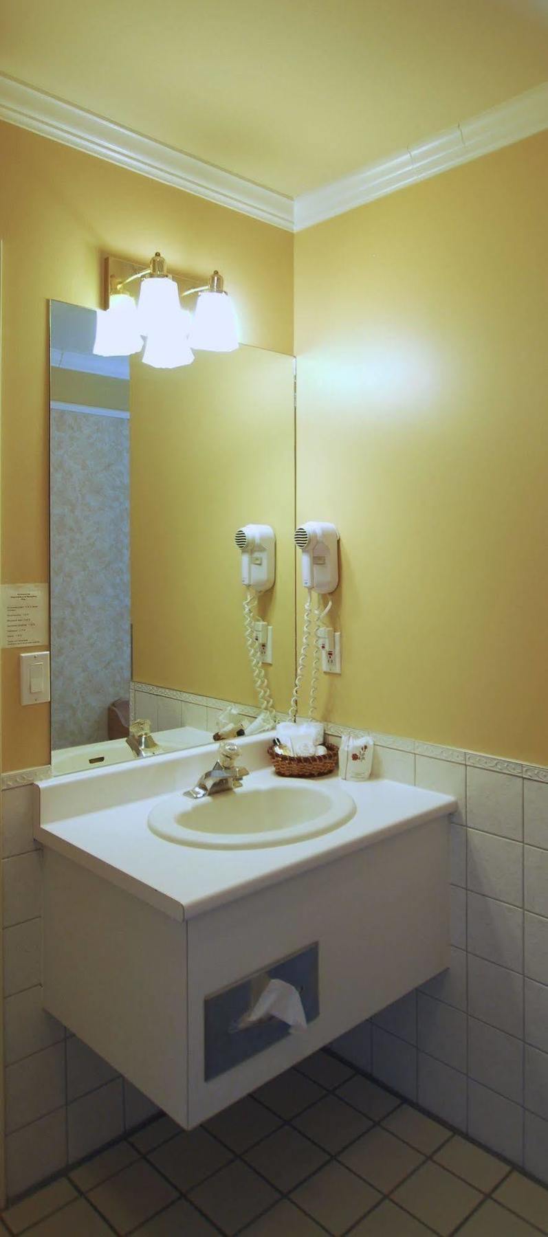 Hotel Travelodge By Wyndham Victoriaville Esterno foto